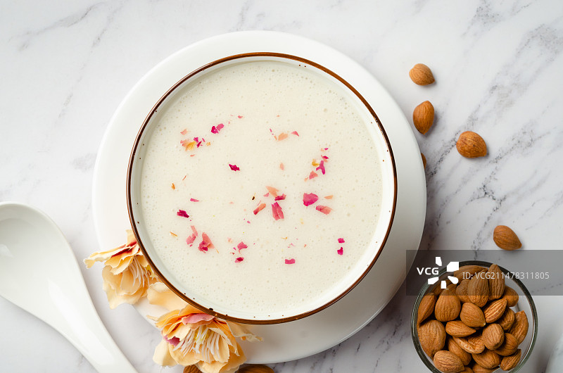 润肺止咳美白养颜的玫瑰杏仁露图片素材