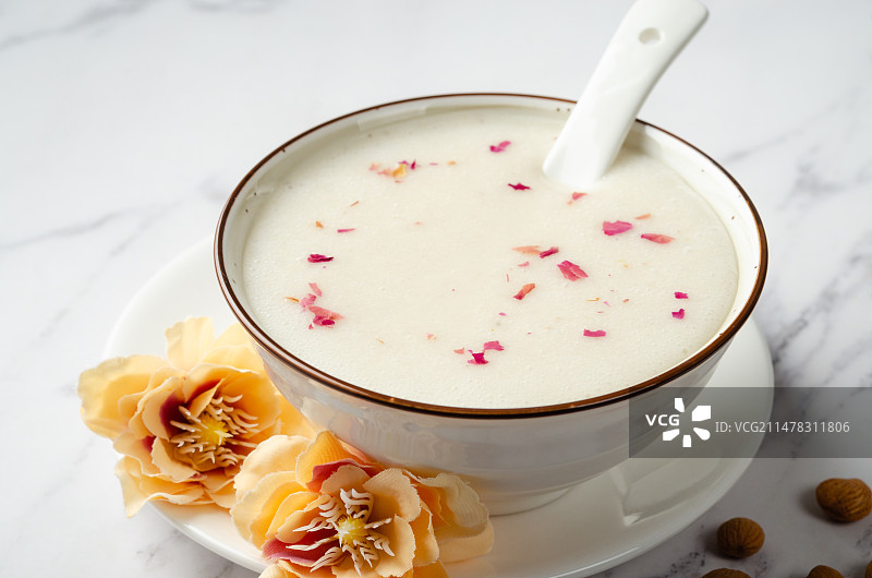 润肺止咳美白养颜的玫瑰杏仁露图片素材