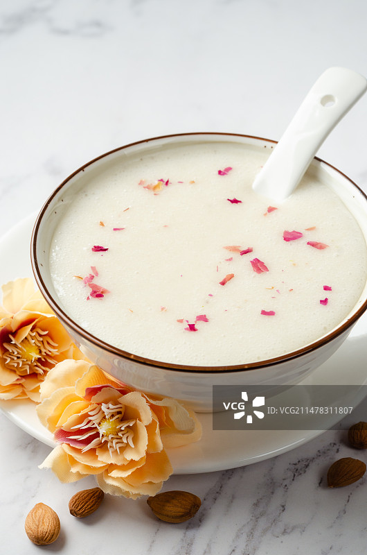 润肺止咳美白养颜的玫瑰杏仁露图片素材