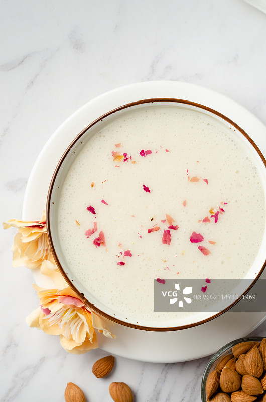 润肺止咳美白养颜的玫瑰杏仁露图片素材