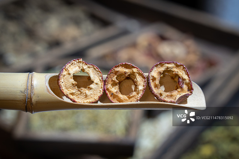 竹勺里的中草药 中药 山楂图片素材