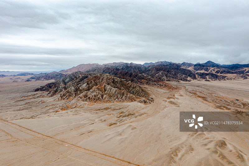 中国青海海西州315国道火星公路上富含铁矿的红色河床图片素材