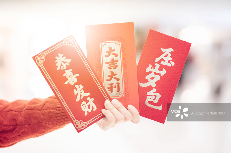 手拿春节红包图片素材