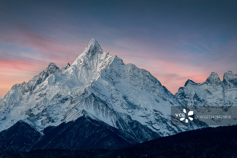 云南省迪庆藏族自治州梅里雪山美丽落日图片素材