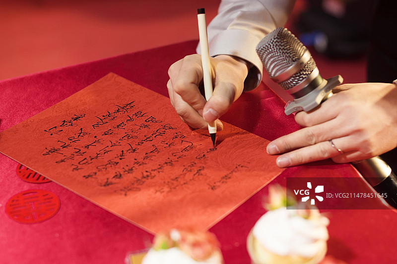 订婚书书写手部特写镜头图片素材