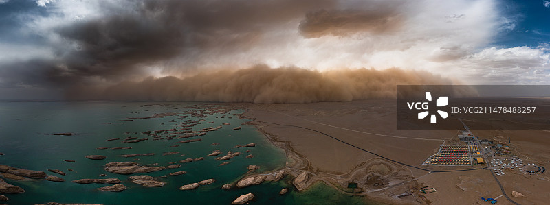 沙尘暴向水上雅丹袭来图片素材