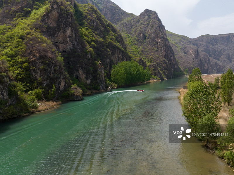航拍河北野三坡风景旅游区划船的游客图片素材
