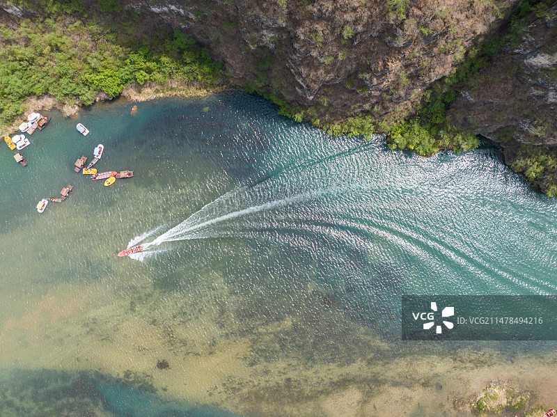 航拍河北野三坡风景旅游区划船的游客图片素材