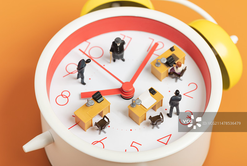 微缩创意在钟面上加班的上班族图片素材
