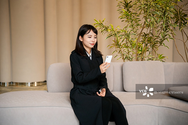 正在看手机的年轻职业女性图片素材