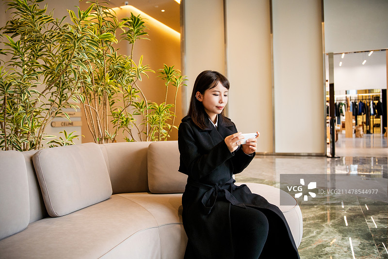 正在看手机的年轻职业女性图片素材