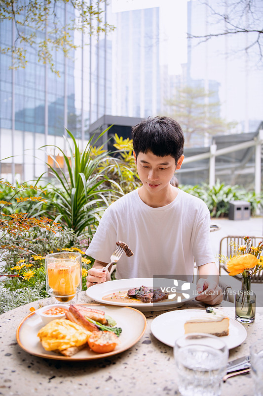 即将午餐的年轻男性图片素材