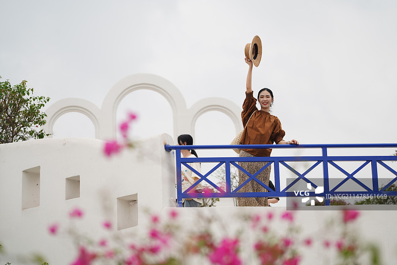 鲜花锦簇女人肖像写真游玩游客打卡旅游图片素材