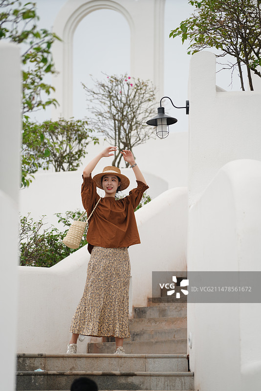 鲜花锦簇女人肖像写真游玩游客打卡旅游图片素材