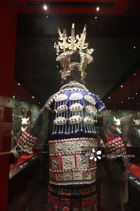 广东省博物馆，女性民主服装展，苗族刺绣镶银女盛装图片素材