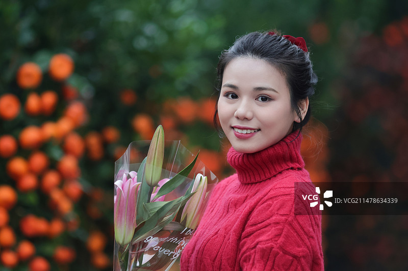 中国春节一名年轻美女逛花街买鲜花图片素材