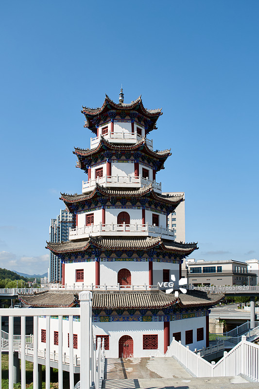 洛南县城内，蓝色天空下的八卦桥图片素材