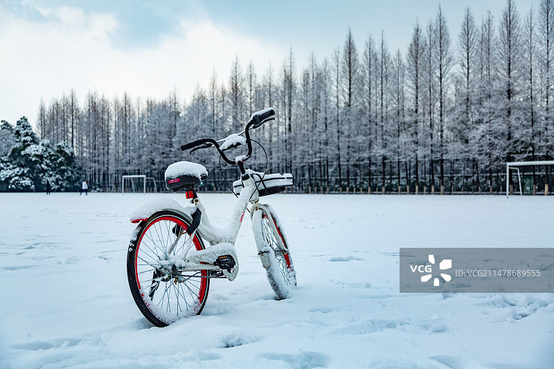 雪地上的自行车图片素材