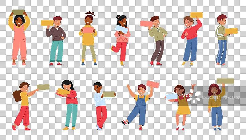 孩子们举着空白banner，面容生动图片素材