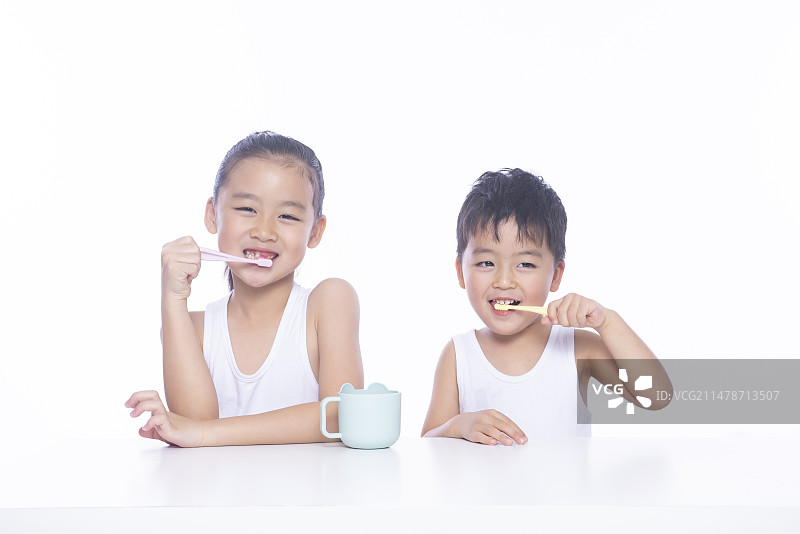 姐姐和弟弟正在刷牙图片素材