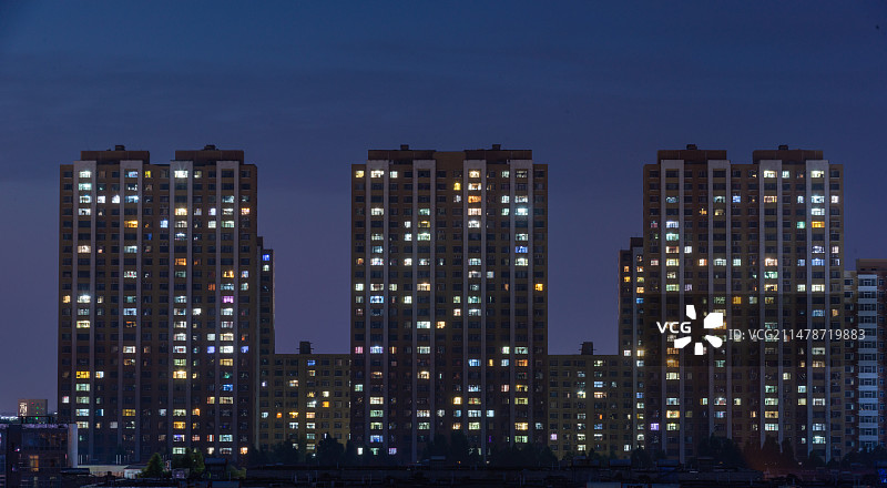 城市高楼夜晚亮灯的窗户图片素材