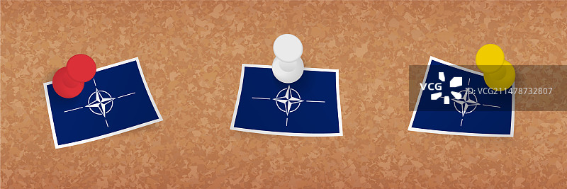 软木板上北约旗帜三种版本图片素材