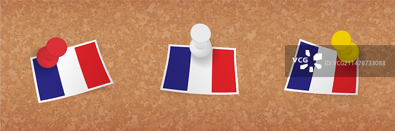 软木板上固定的三个版本的法国国旗图片素材