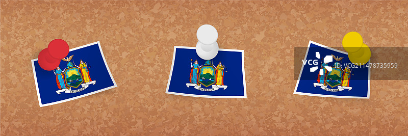 软木板上用图钉固定的纽约旗帜三个版本图片素材