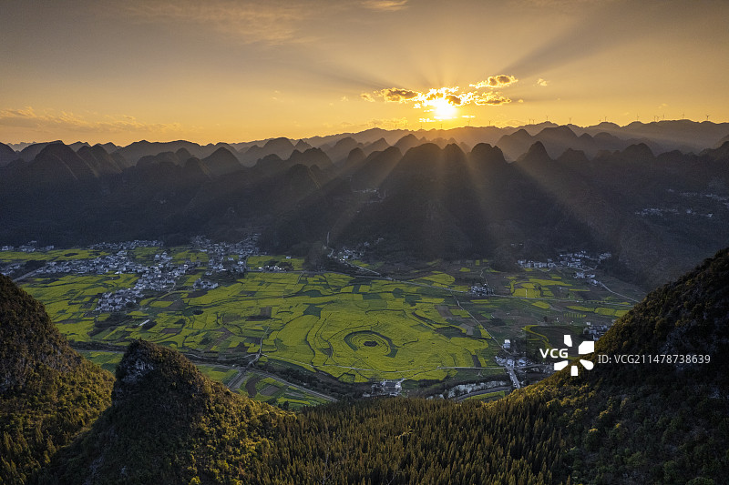 贵州兴义万峰林八卦田油菜花日落图片素材