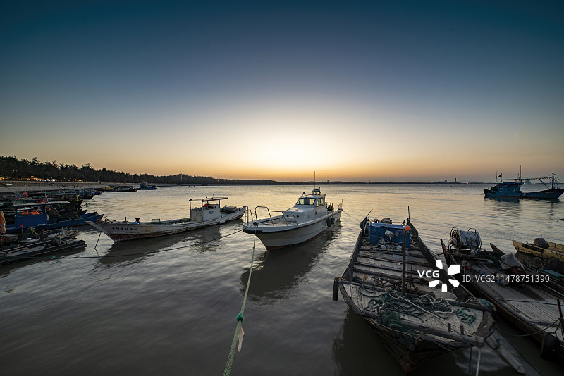 黄昏福建省石狮市祥芝镇海边停着渔船和游艇的码头图片素材