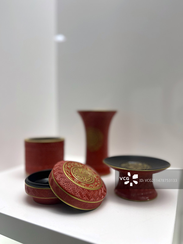 红色复古的首饰盒艺术品展出图片素材