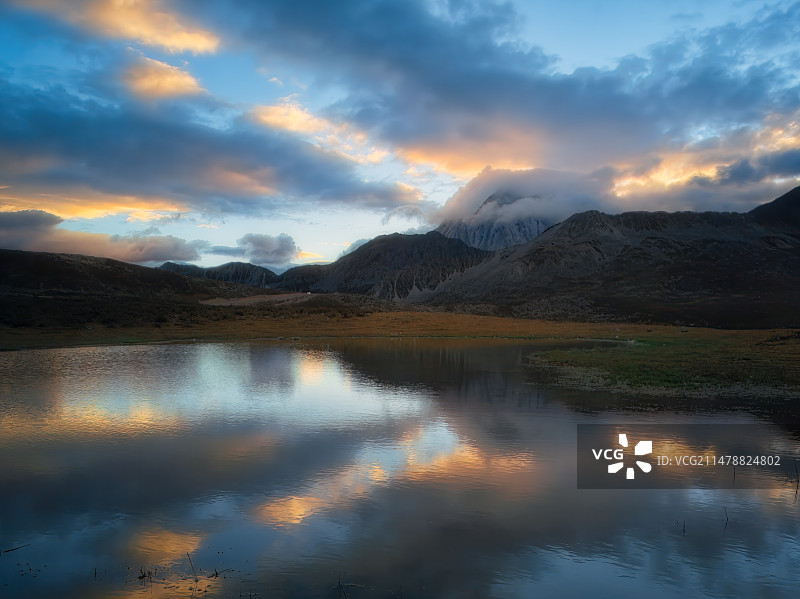 云绕雅拉观景台湖边日出时烟雾缭绕的彩云雪山图片素材