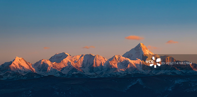 日落时白雪皑皑的群山景色图片素材