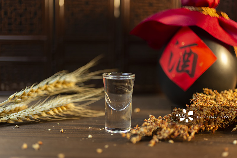白酒倒酒粮食酒图片素材
