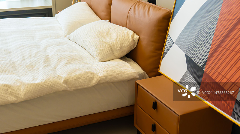 样板房内豪华的卧室床头柜图片素材