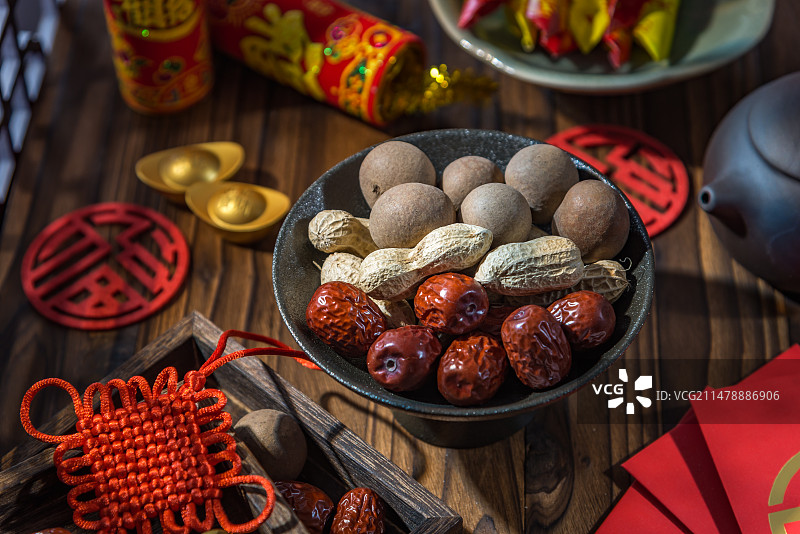 春节气氛图片：中国新年茶几上摆着各类年货小吃和春节装饰品图片素材