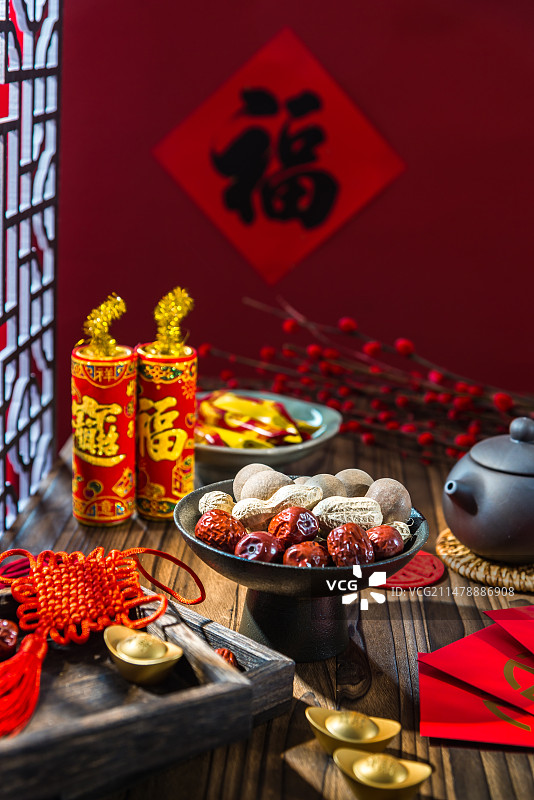 春节气氛图片：中国新年茶几上摆着各类年货小吃和春节装饰品图片素材