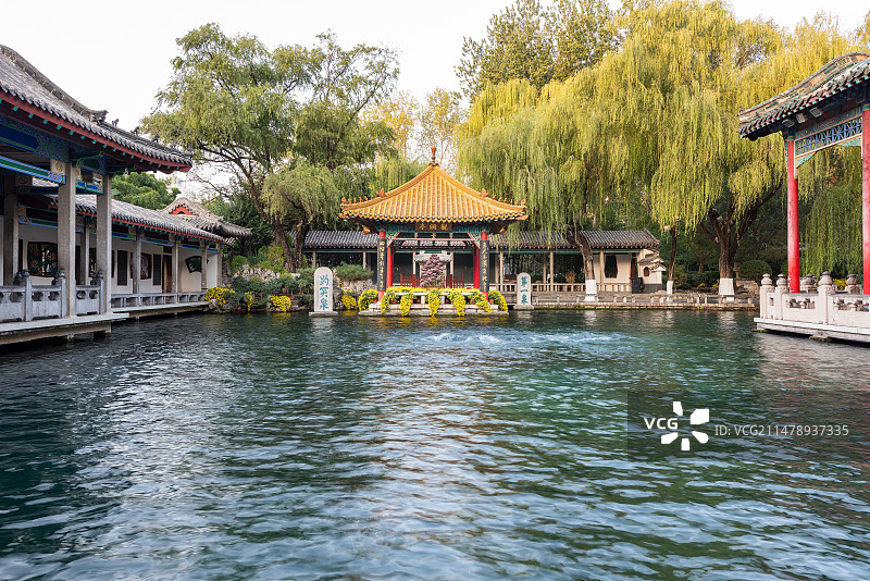 亚洲中国山东省济南市趵突泉公园观澜亭图片素材