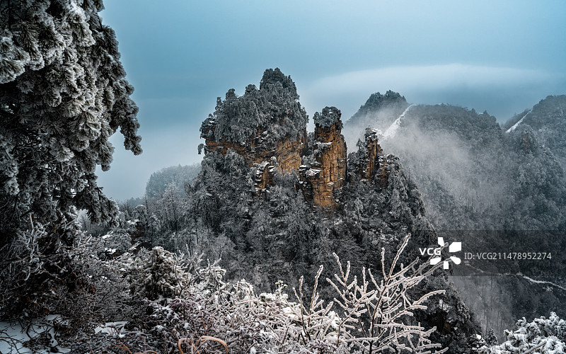 【云雾缭绕天子山】图片素材