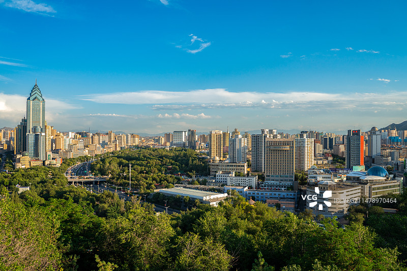 中国新疆自治区乌鲁木齐市城市天际线图片素材