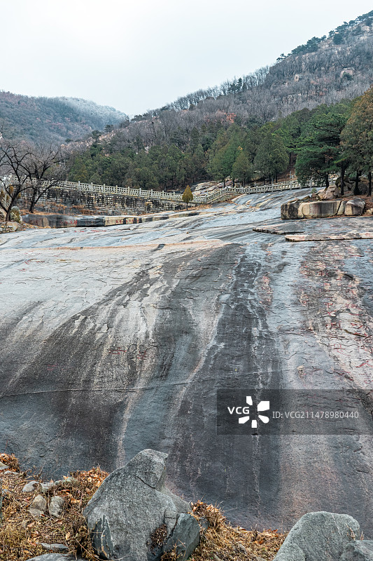 中国非都市风光拍摄主题，山东省泰安市国内著名景点泰山风景区，经石峪的石刻全景图，户外白昼无人图像摄影图片素材