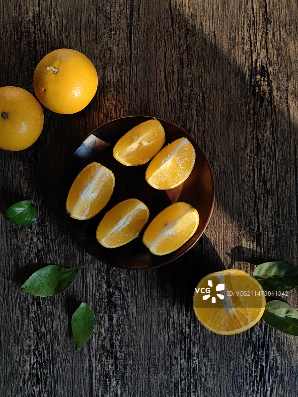 桌面上的橙子特写镜头图片素材