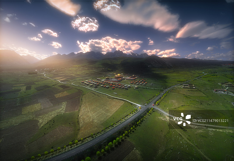 航拍甘孜县龙拉寺图片素材