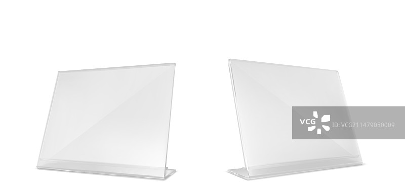 白色背景上的玻璃桌牌图片素材