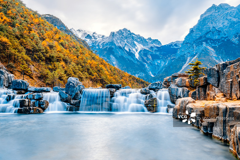 中国云南丽江玉龙雪山蓝月谷白水台瀑布风光图片素材