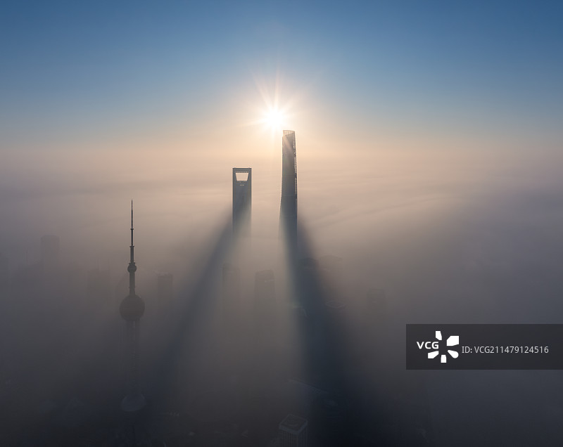 大雾里的上海摩天大楼图片素材