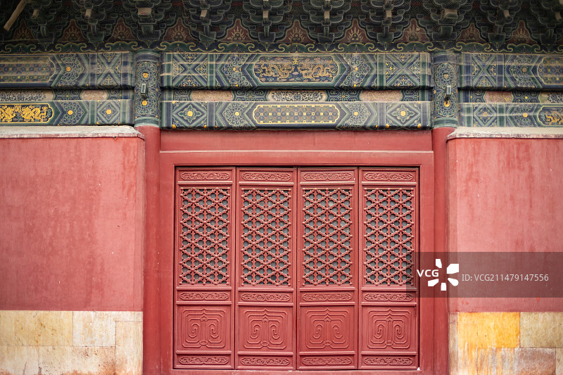 中国传统房屋大门拍摄主题，天贶殿背面的木质房门和红色的墙壁，窗户窗棂，户外白昼无人图像摄影图片素材
