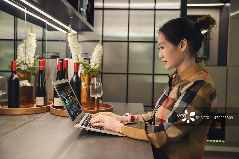 平衡的艺术：商务金融女性的工作与生活图片素材