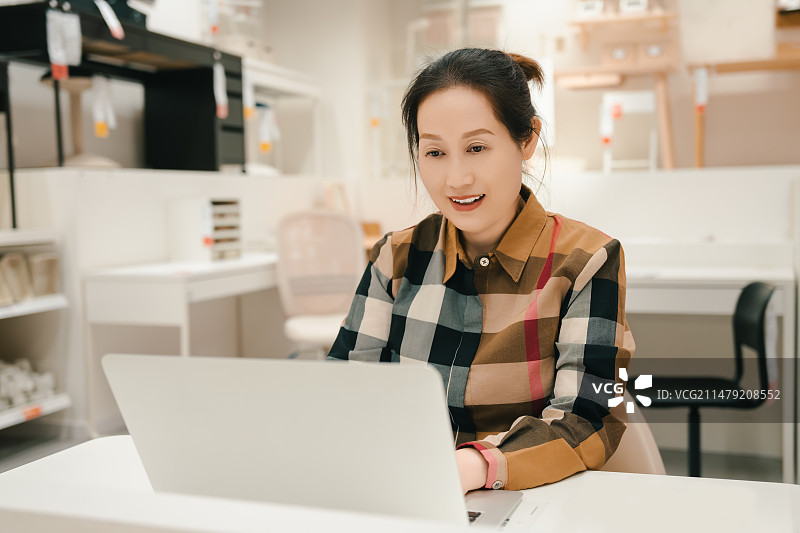 亚洲女性用笔记本开启职业新篇图片素材