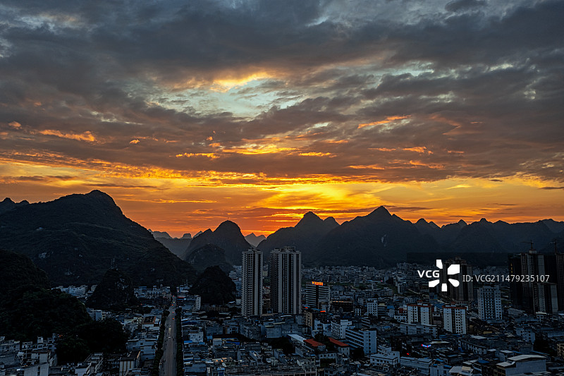 航拍马山县城日落晚霞图片素材